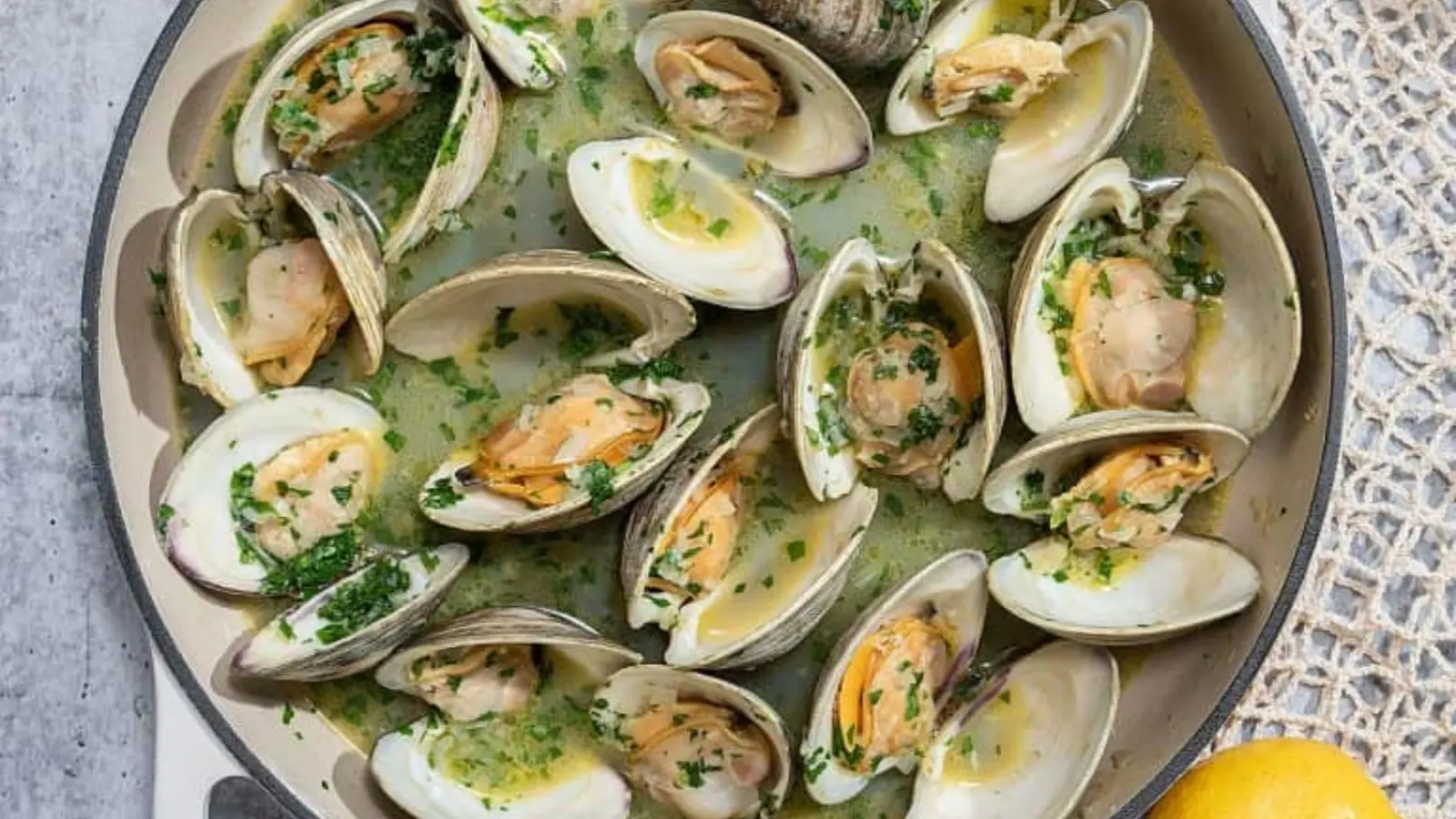 Steamed Clams with White Wine, Garlic and Butter photo
